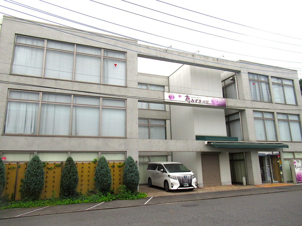花に関してはお客様と直接打ち合わせができるのが弊社の強みです(コスモ葬祭)