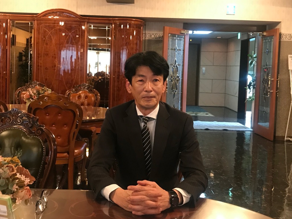 創業35年のレトロモダンな空間で、ご家族によりそう葬儀を(光彩セレモ)