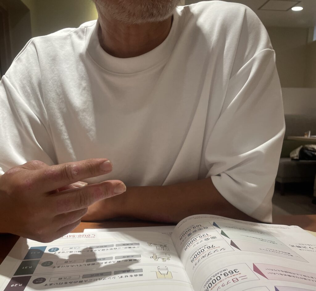 突然の別れでも、流されずに選びたかった。母は花で、父は詩吟で見送った家族葬